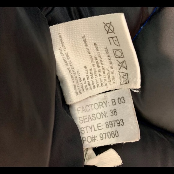 Blue, The North Face puffer jacket quilted pattern - Picture 8 of 8